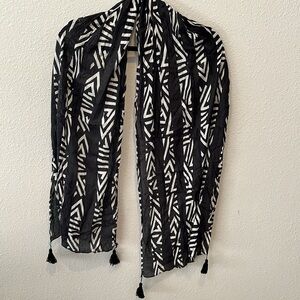 Black and White  Bohemian, Ethnic Patterned Scarf with Tassels.
70” long
18”wide